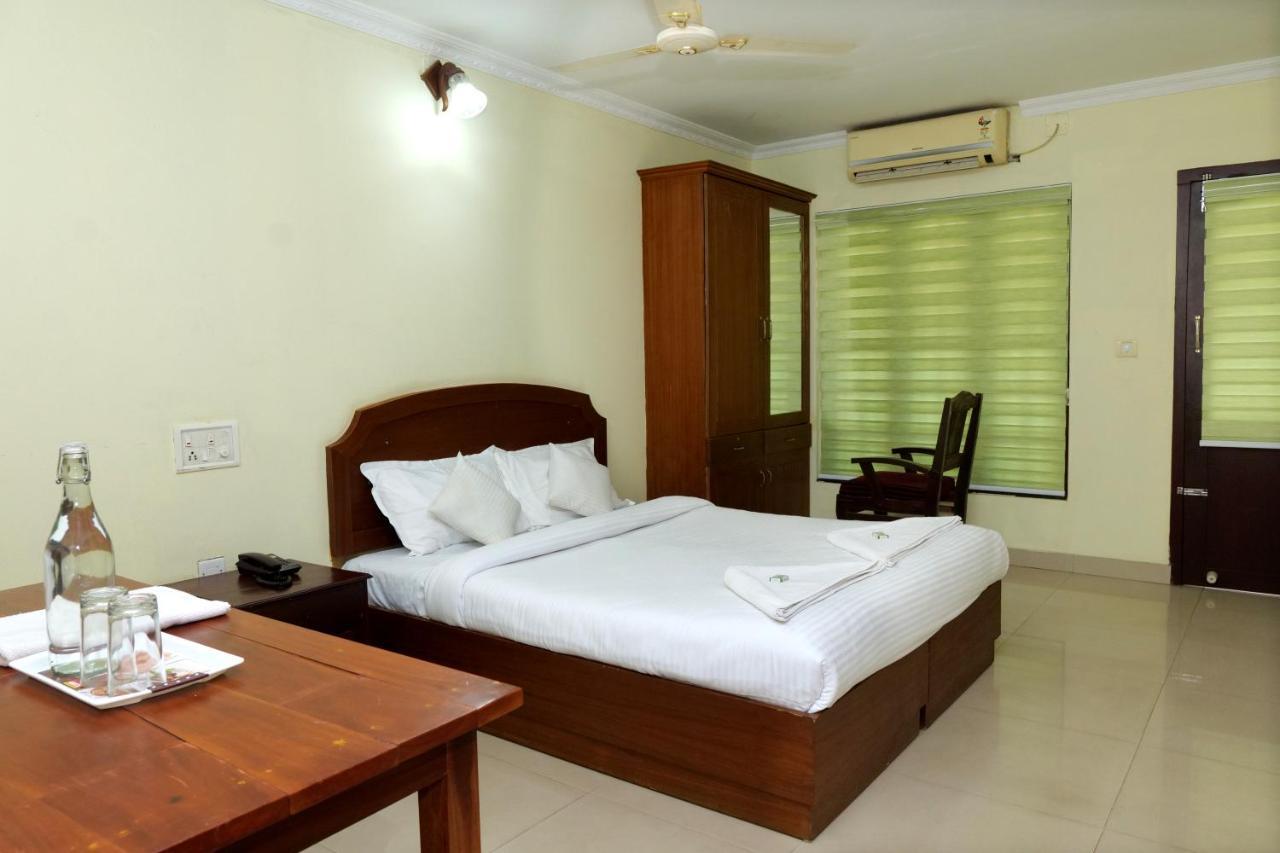 Hotel Lumiere Alappuzha Екстер'єр фото