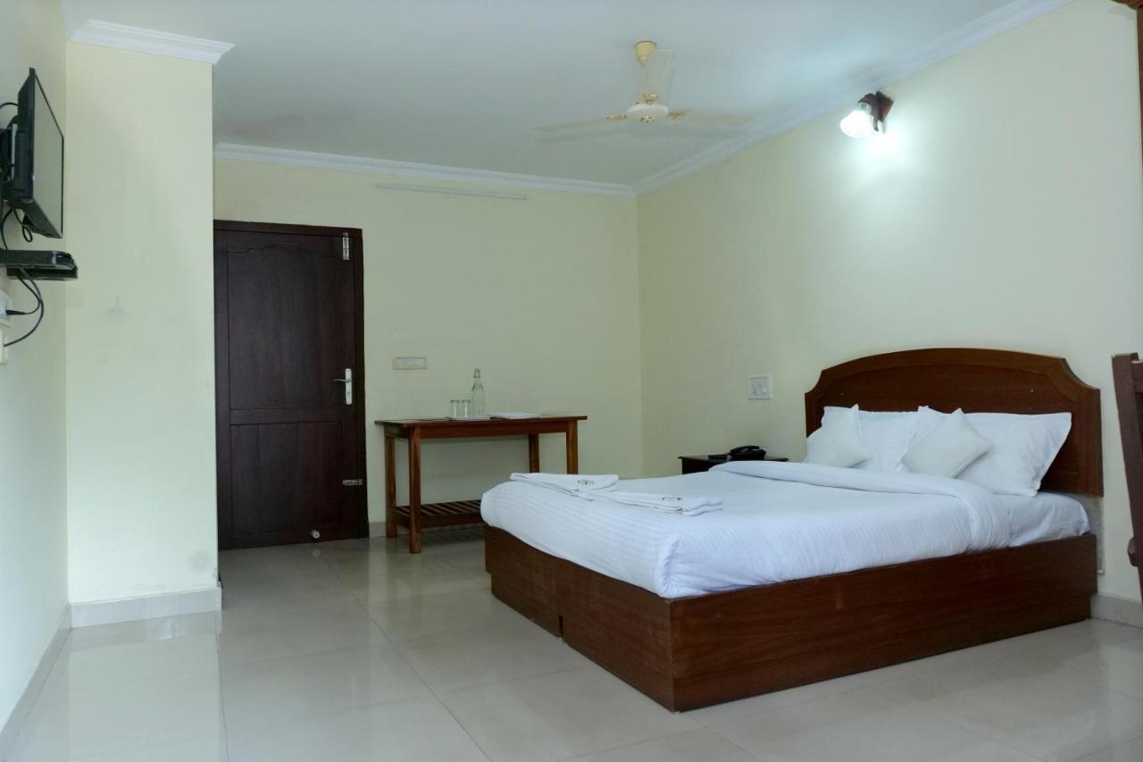 Hotel Lumiere Alappuzha Екстер'єр фото