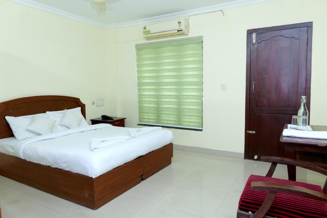 Hotel Lumiere Alappuzha Екстер'єр фото