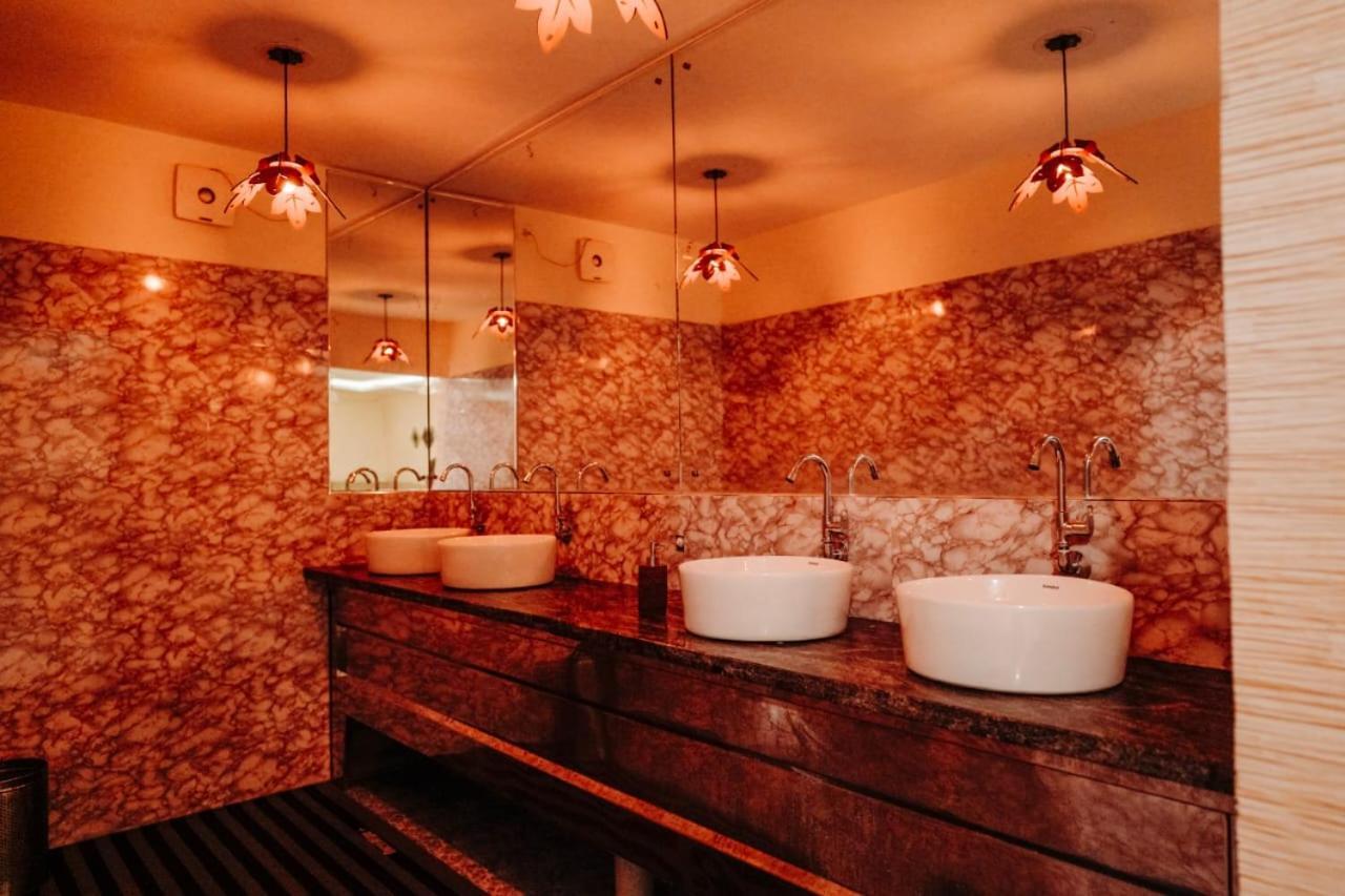 Hotel Lumiere Alappuzha Екстер'єр фото